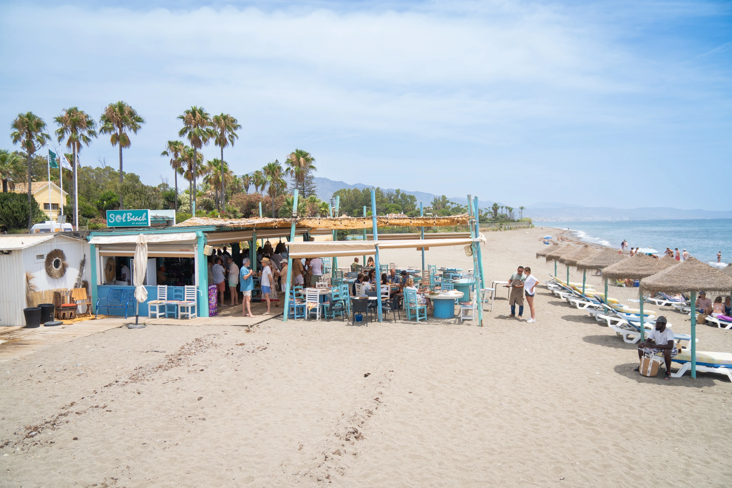 Música en directo en Sol Beach — guitarra frente al Mediterráneo